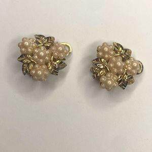 Vintage Marvella Pearl And Gold Tone Flower Clip On Earrings‎